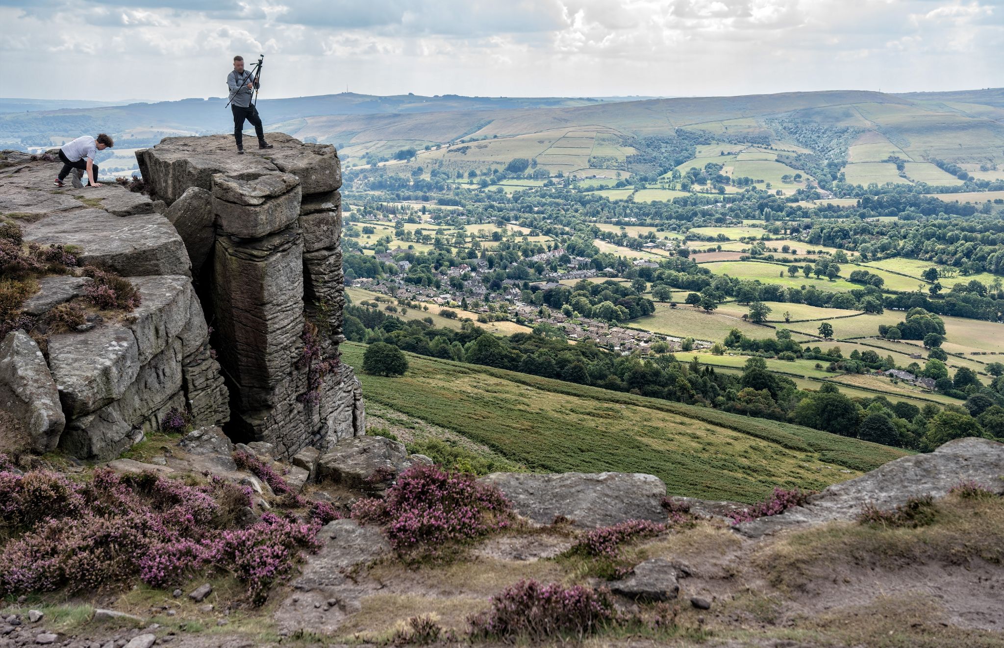Bamford Edge, ein ikonischer Felsvorsprung aus Sandstein, bekannt für seine spektakuläre Aussicht